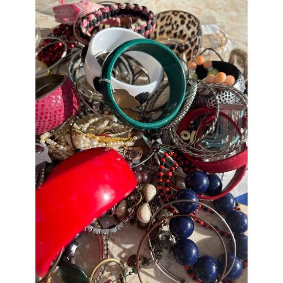 Vintage & Modern Fashion Jewelry Lot Of Mixed Bracelets Bangles & More 2.8 lbs - Picture 6 of 9